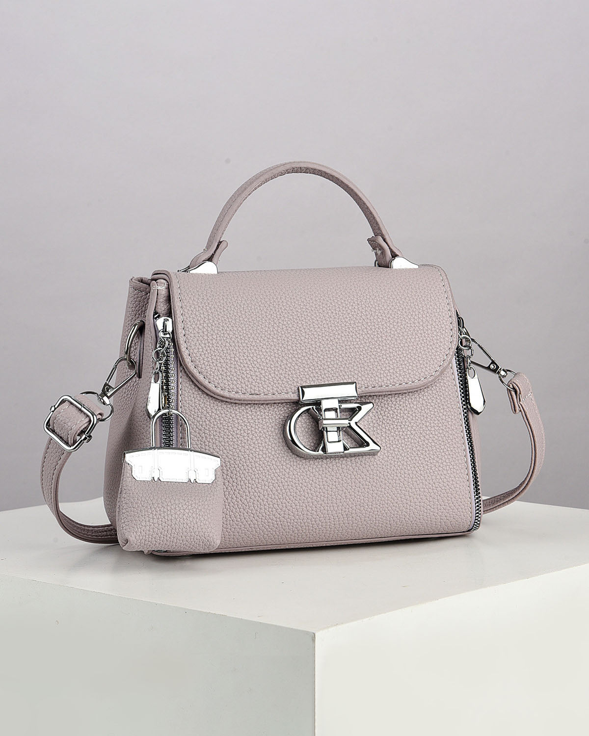 Bolso pequeño con hebilla plateada y mini monedero colgante