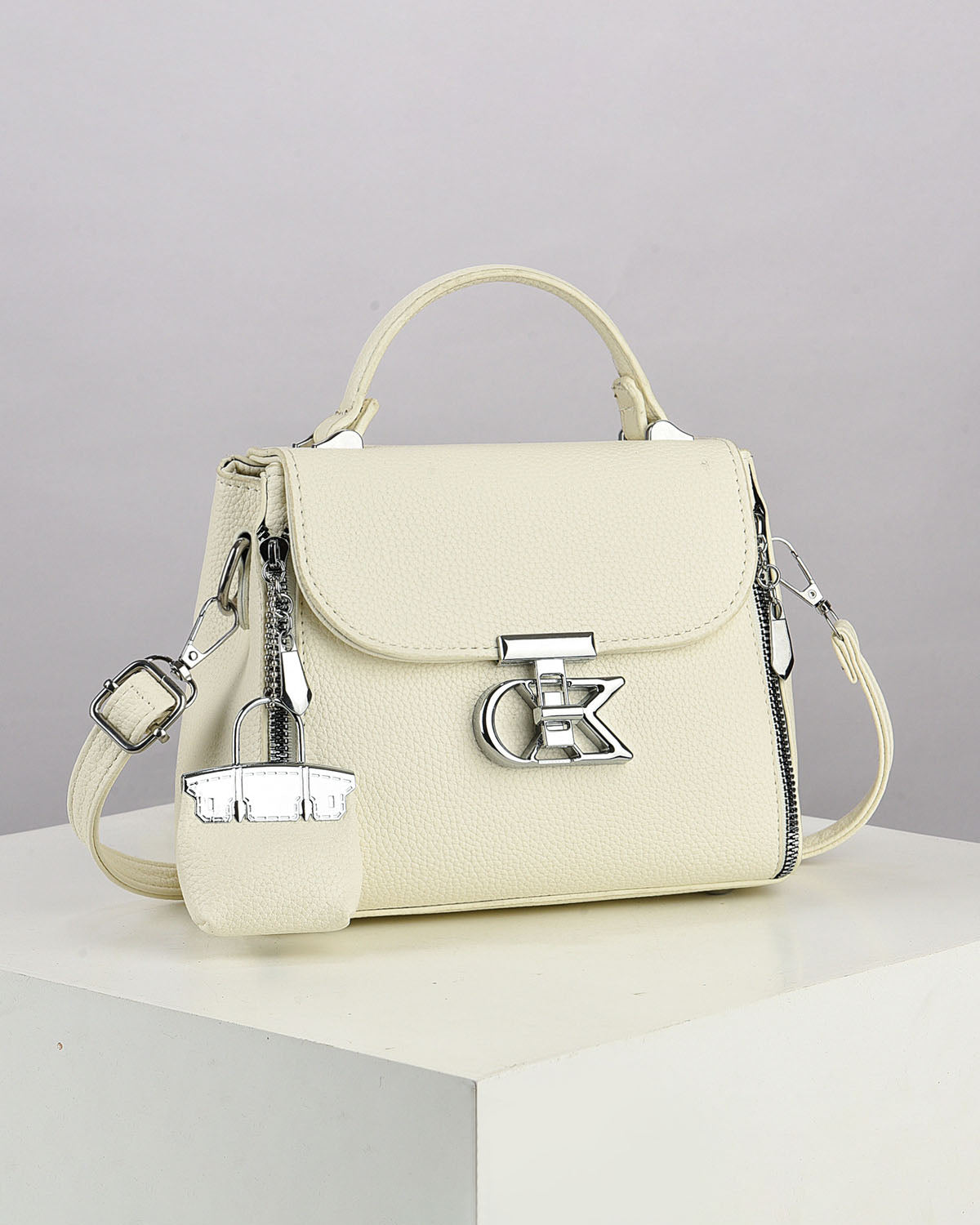 Bolso pequeño con hebilla plateada y mini monedero colgante