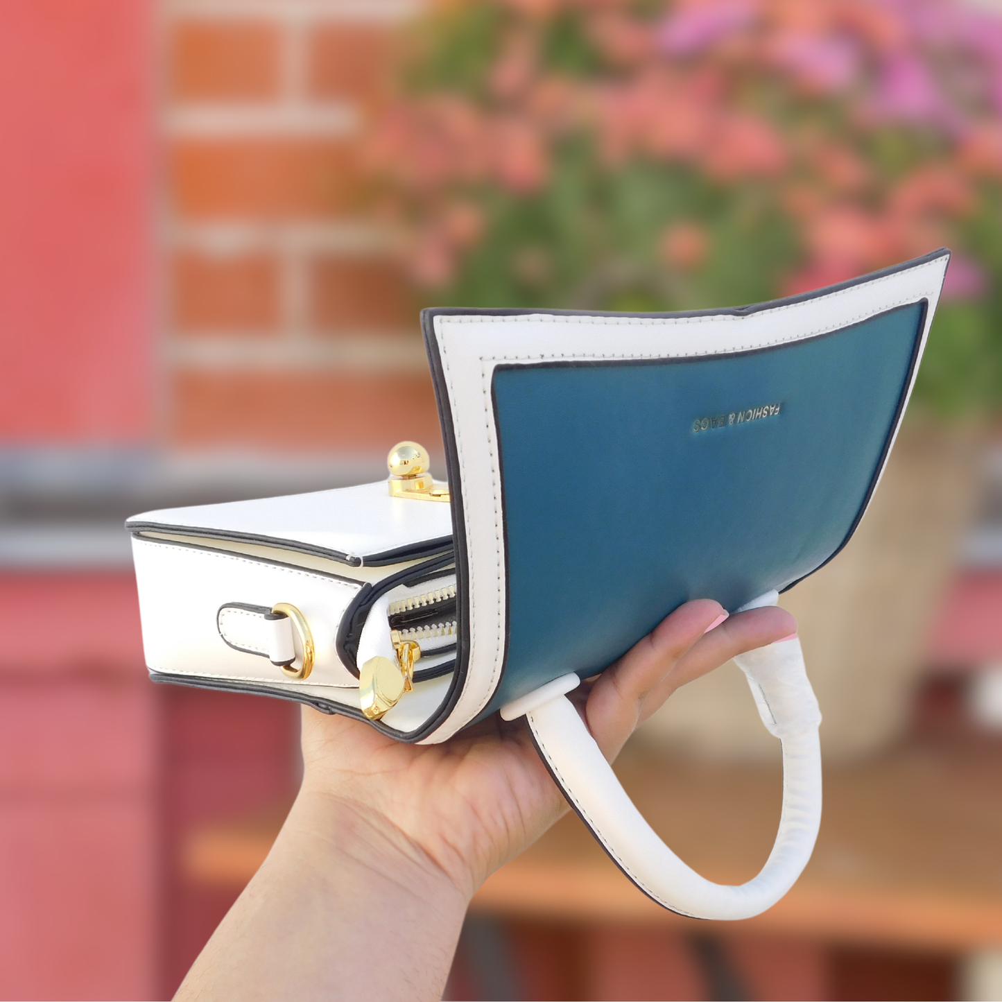 BAG-HO!🎅 • Crossbody Bicolor con Broche Dorado, con tira para uso en hombro