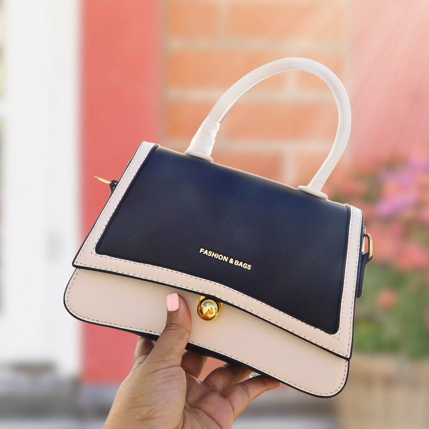 BAG-HO!🎅 • Crossbody Bicolor con Broche Dorado, con tira para uso en hombro