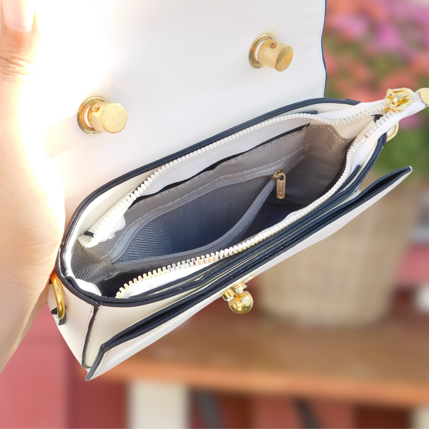 BAG-HO!🎅 • Crossbody Bicolor con Broche Dorado, con tira para uso en hombro