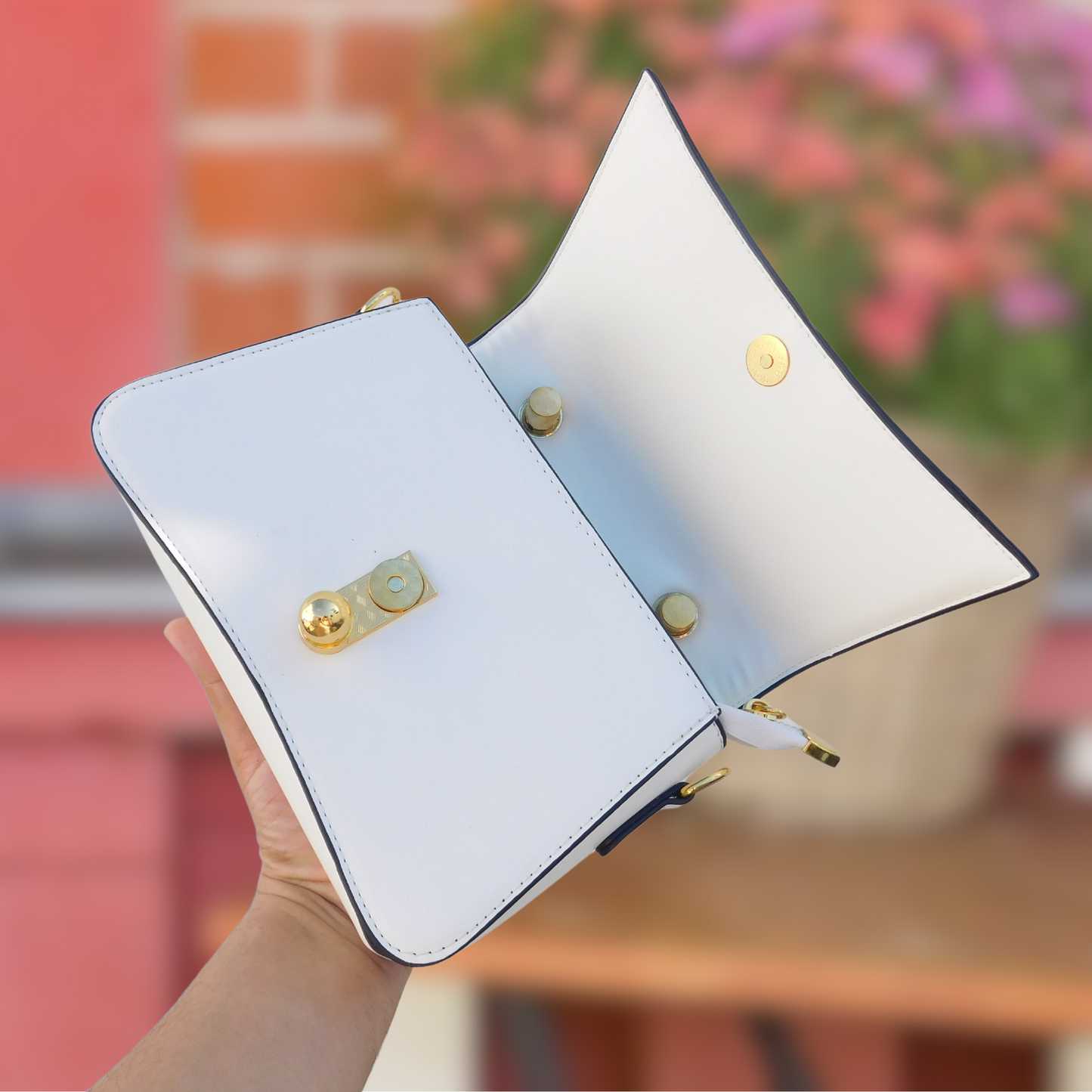 BAG-HO!🎅 • Crossbody Bicolor con Broche Dorado, con tira para uso en hombro