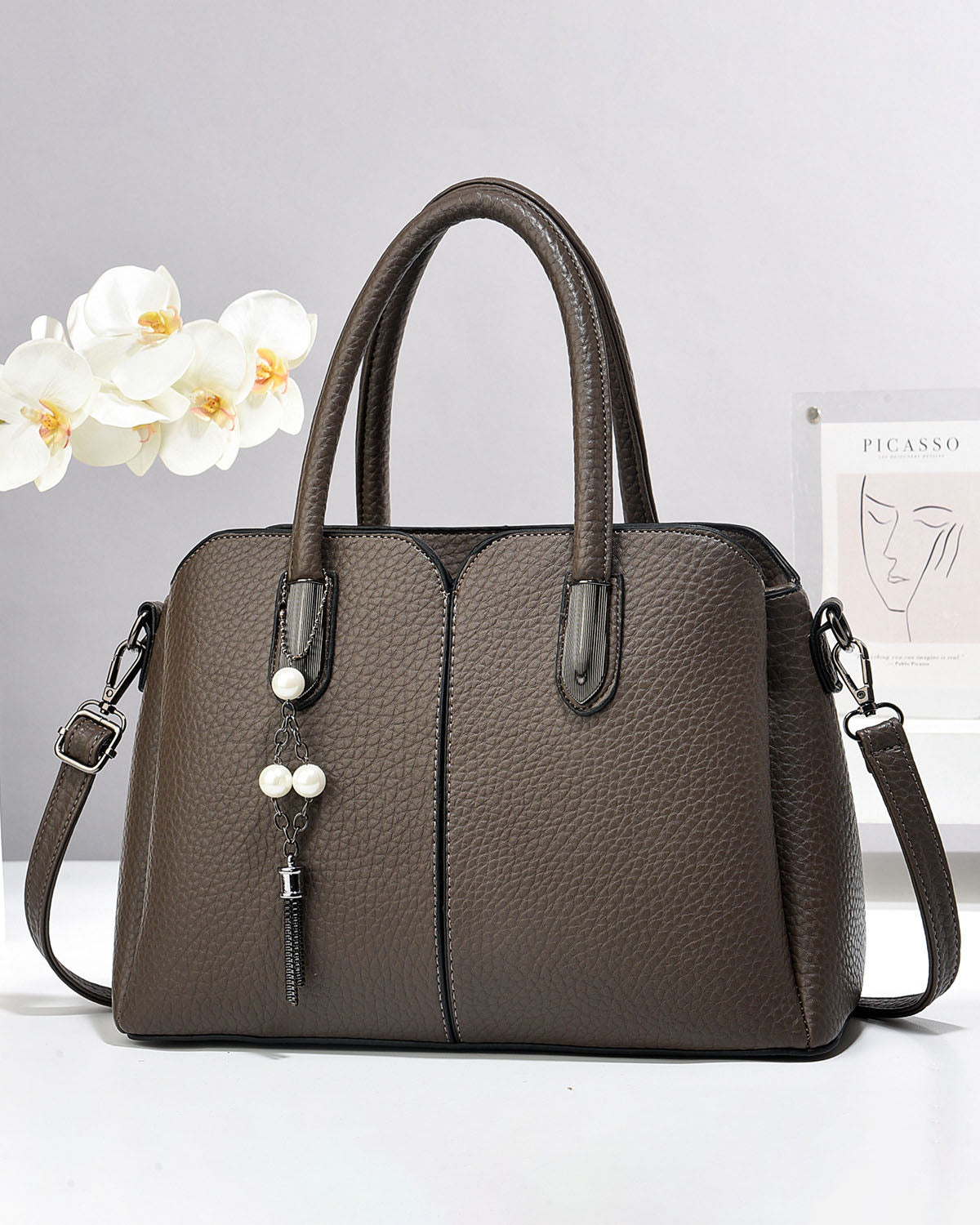 Cartera mediana con llavero colgante