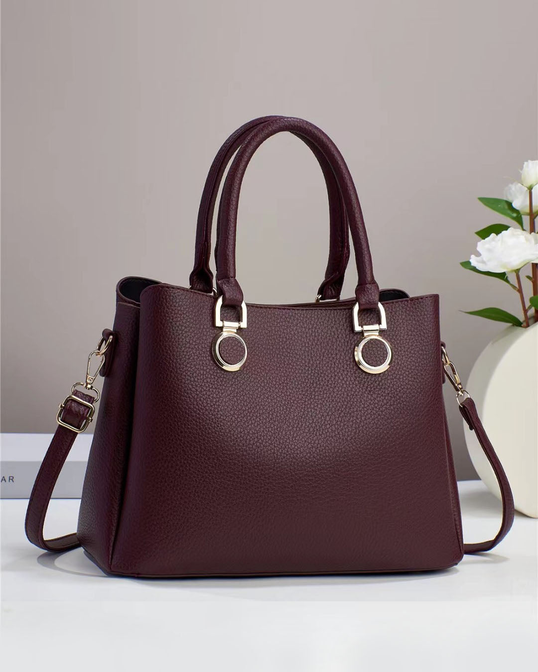 Bolso elegante de doble asa con aros decorativos