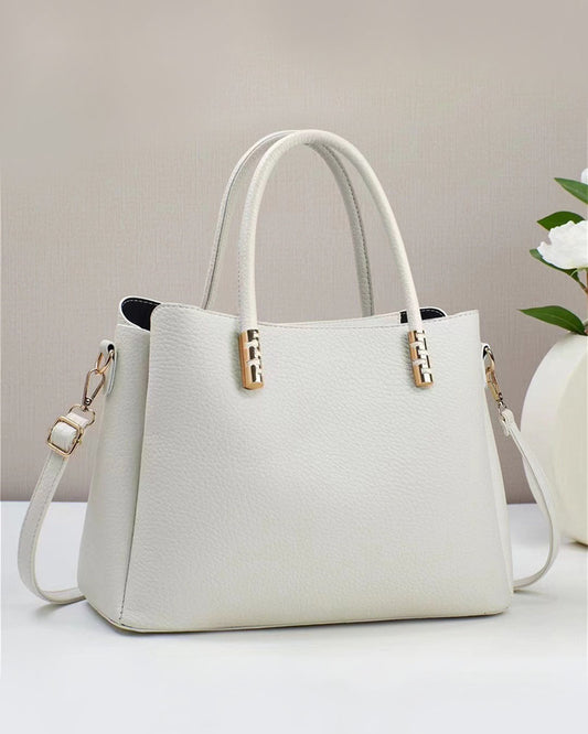 Cartera mediana con detalles en dorado y look minimalista