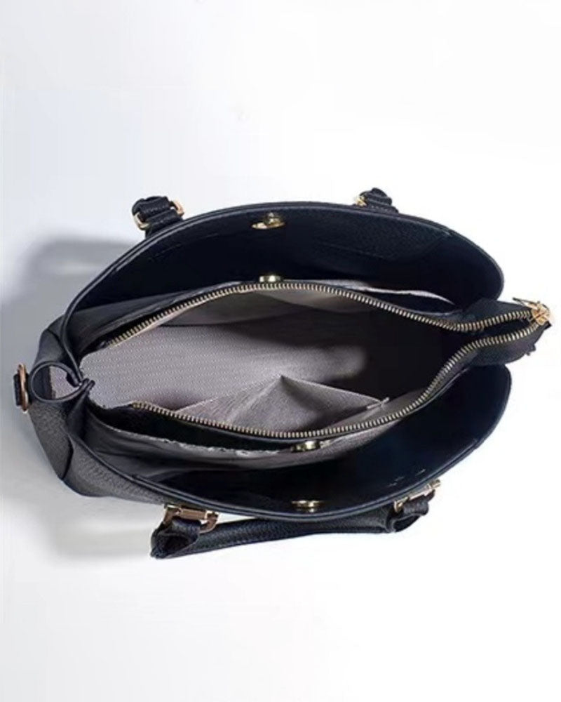 Cartera mediana con detalles en dorado y look minimalista