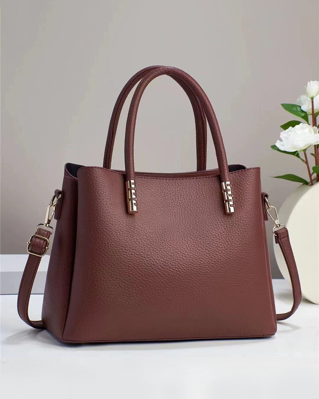 Cartera mediana con detalles en dorado y look minimalista