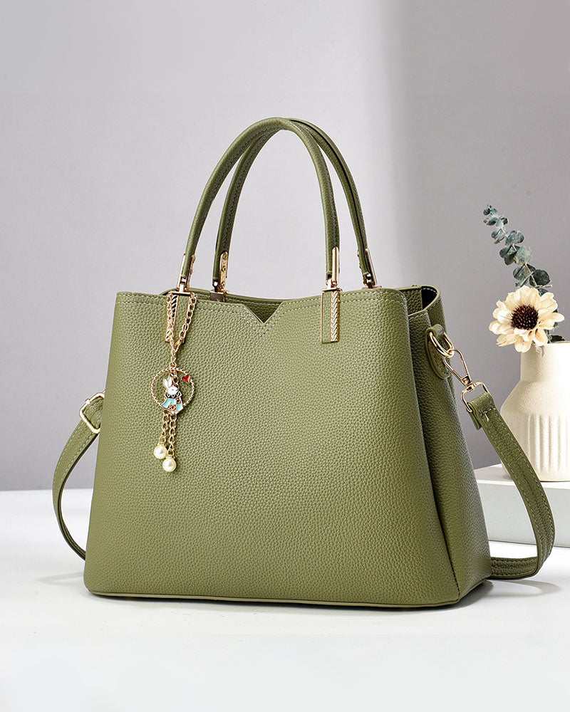 Bolso de mano y hombro con dije decorativo