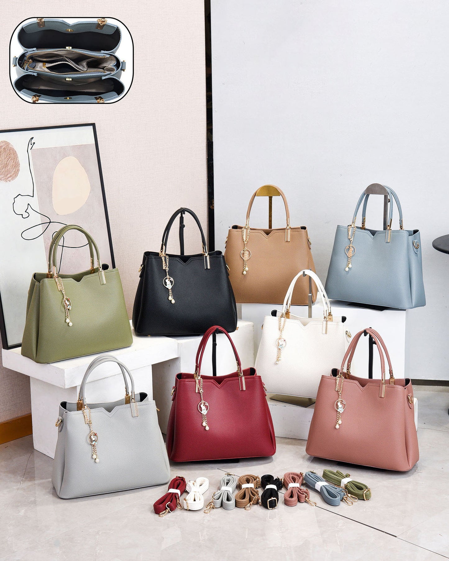 Bolso de mano y hombro con dije decorativo