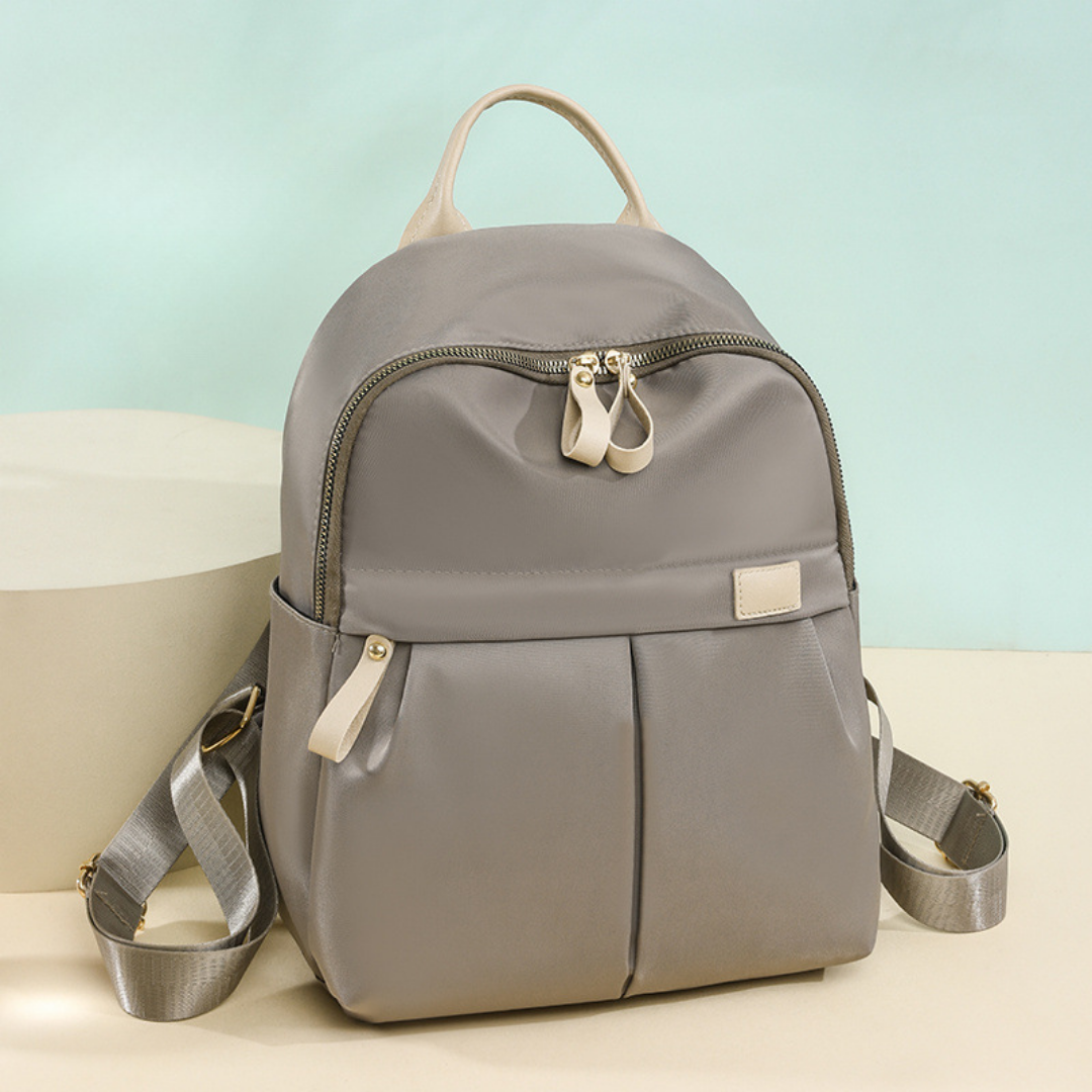 Mochila en tela con bolsillo frontal y bolsillos laterales