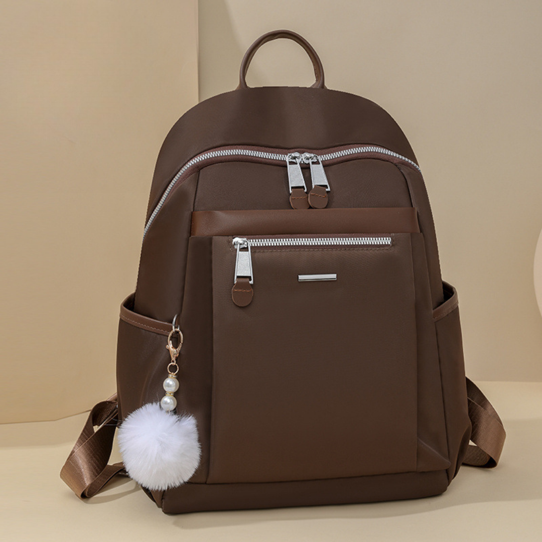 Mochila en tela con compartimentos, llavero pompón y asa superior