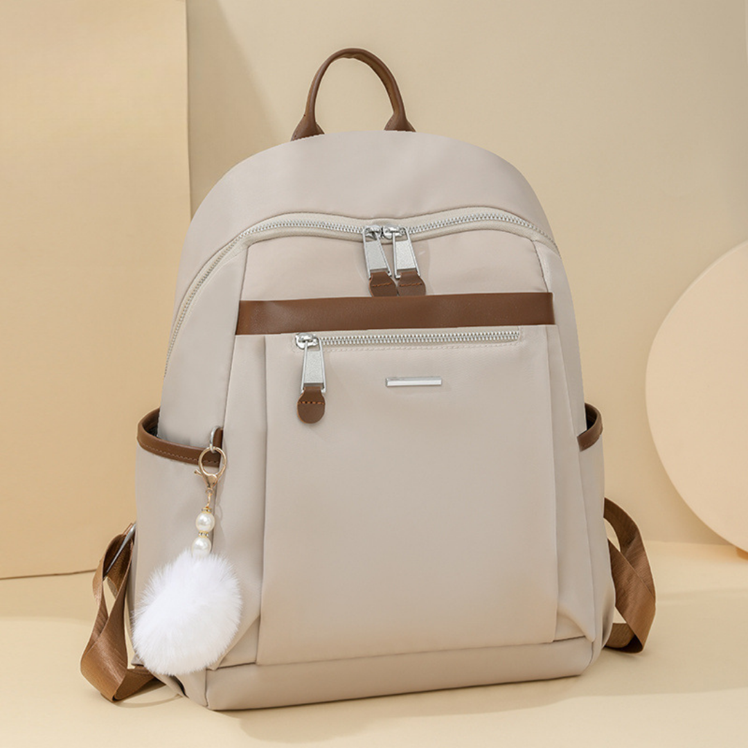 Mochila en tela con compartimentos, llavero pompón y asa superior