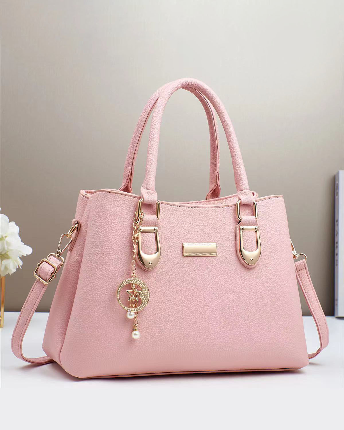 Cartera mediana con llavero y detalles en dorado