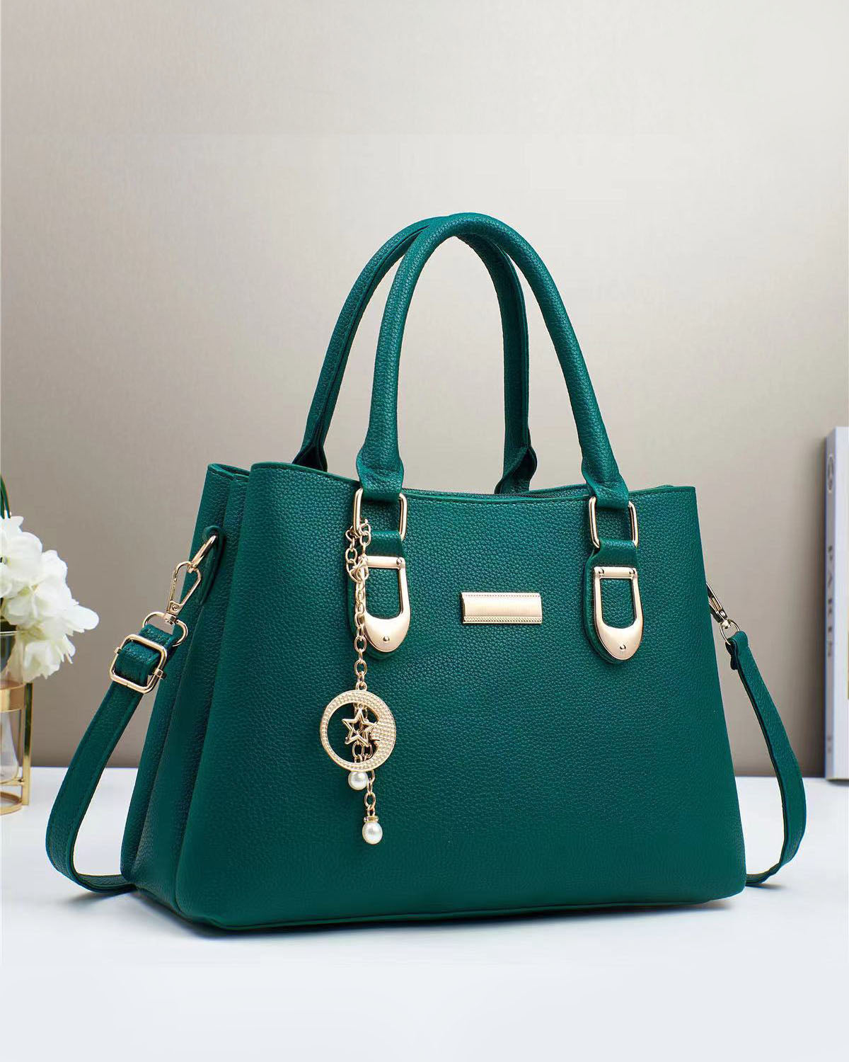 Cartera mediana con llavero y detalles en dorado