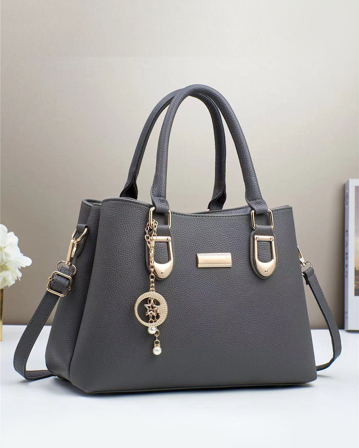 Cartera mediana con llavero y detalles en dorado