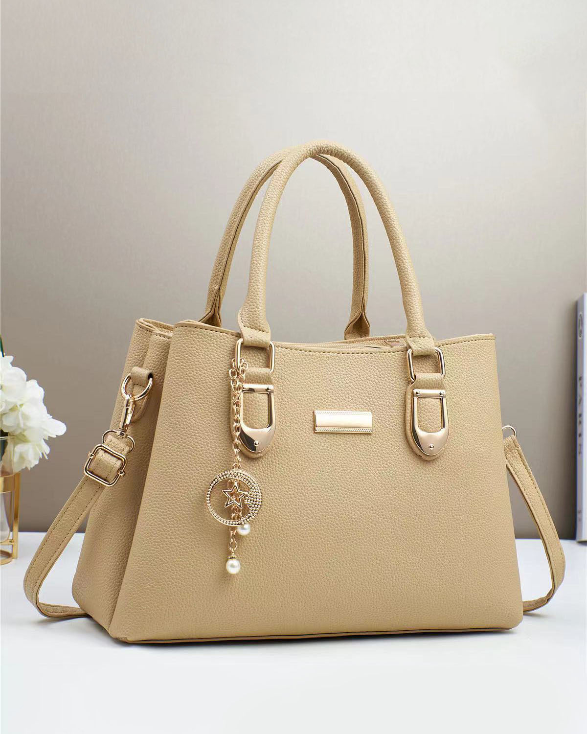 Cartera mediana con llavero y detalles en dorado