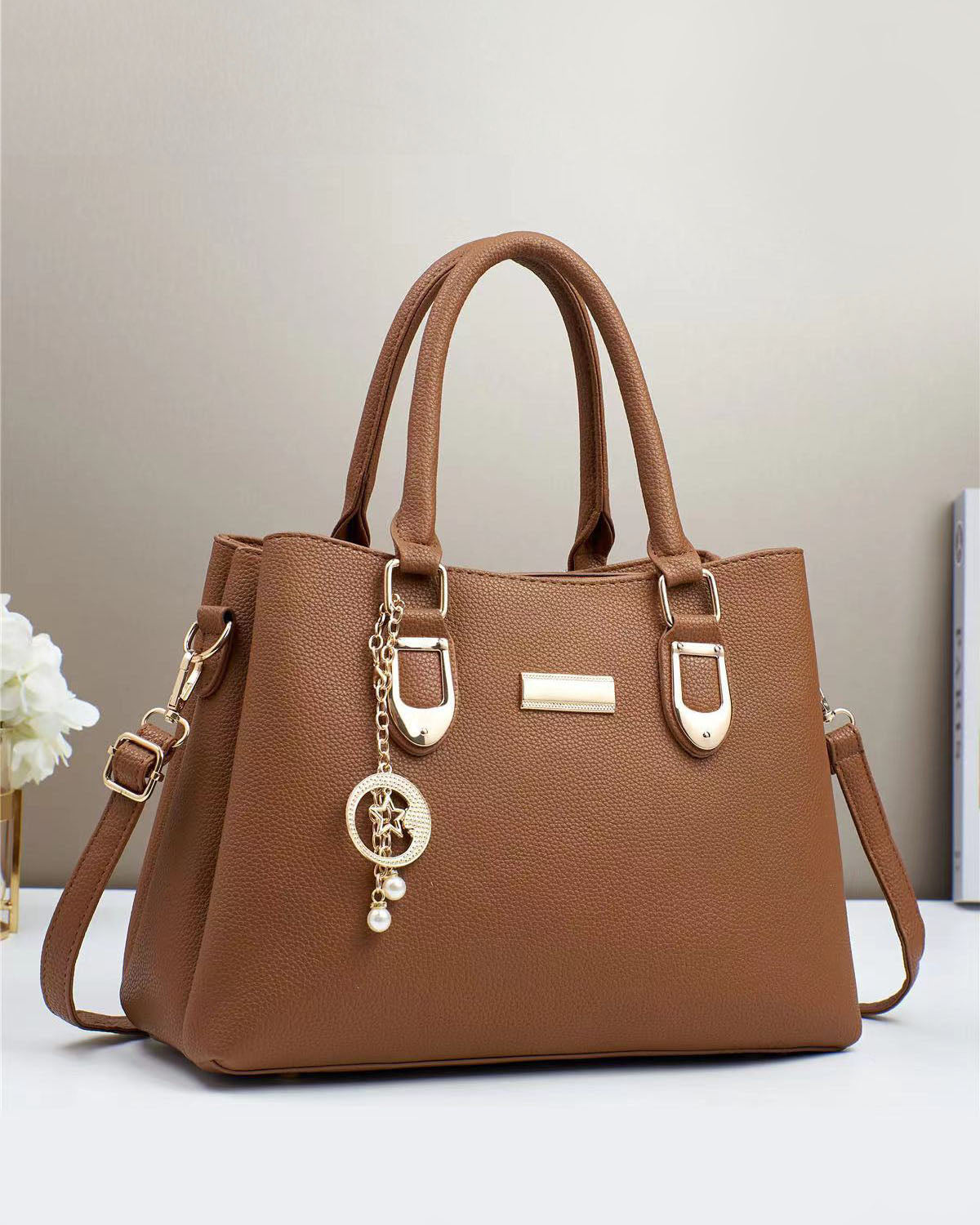 Cartera mediana con llavero y detalles en dorado