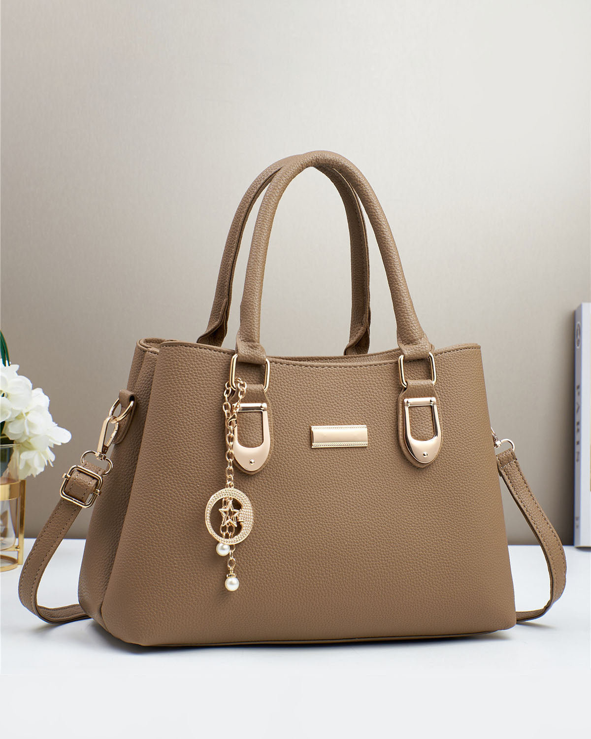 Cartera mediana con llavero y detalles en dorado