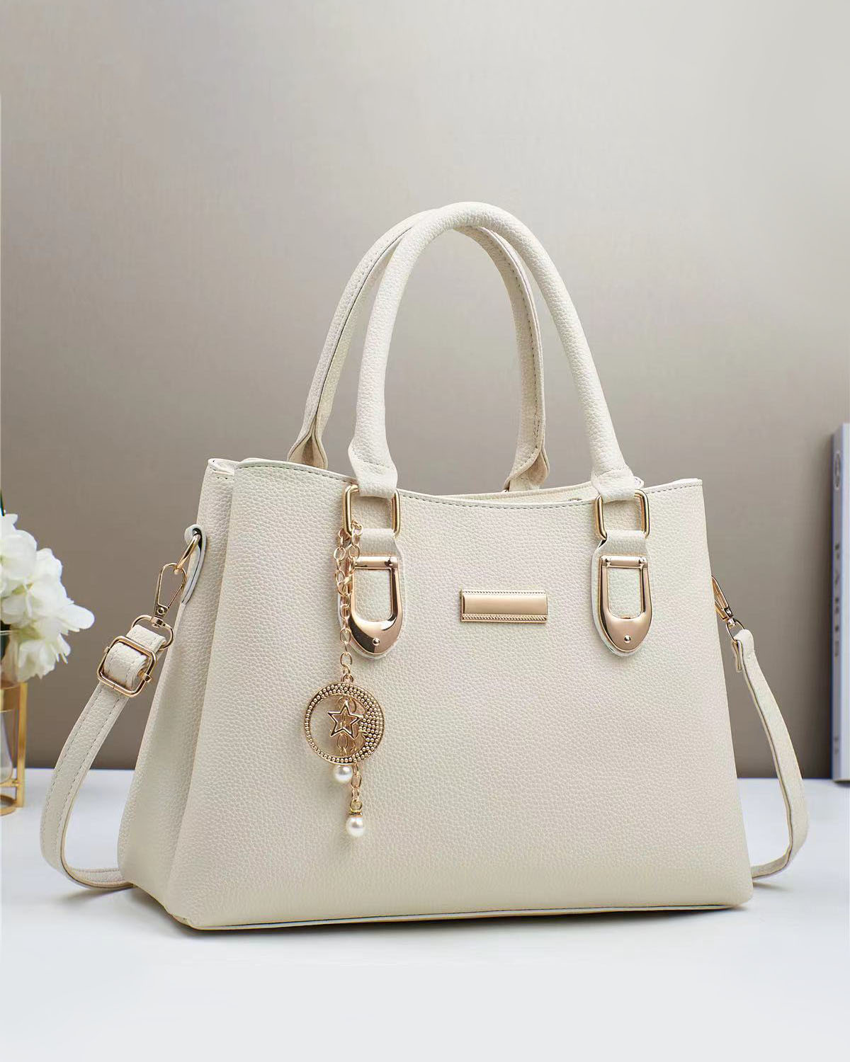 Cartera mediana con llavero y detalles en dorado