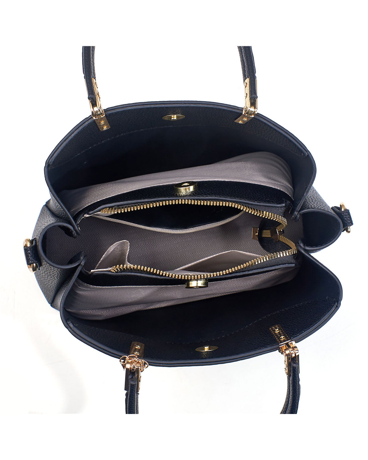 Bolso con dije decorativo y detalles en dorado