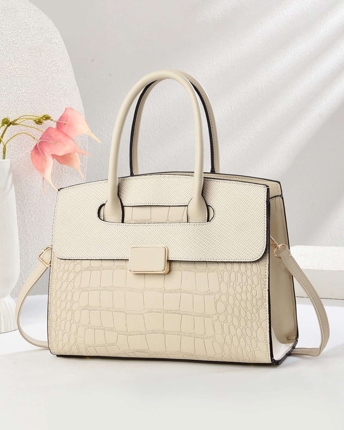 Bolso mediano con textura tipo cocodrilo y hebilla frontal