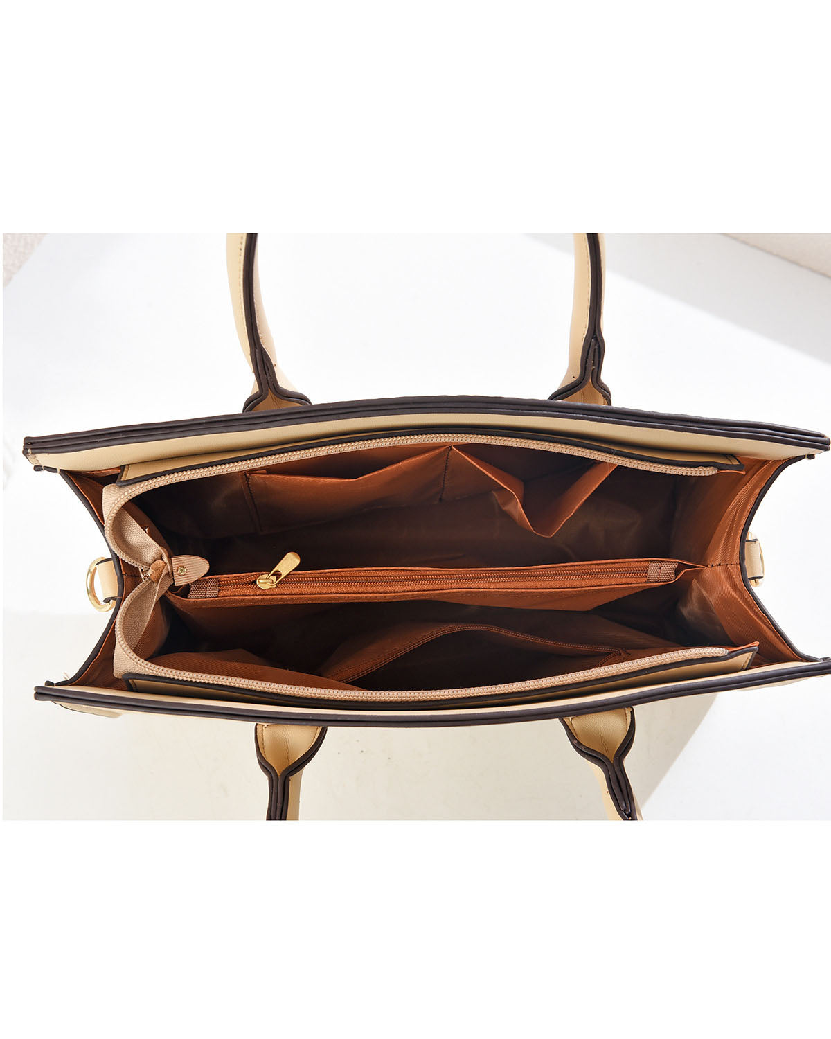 Bolso mediano con textura tipo cocodrilo y hebilla frontal