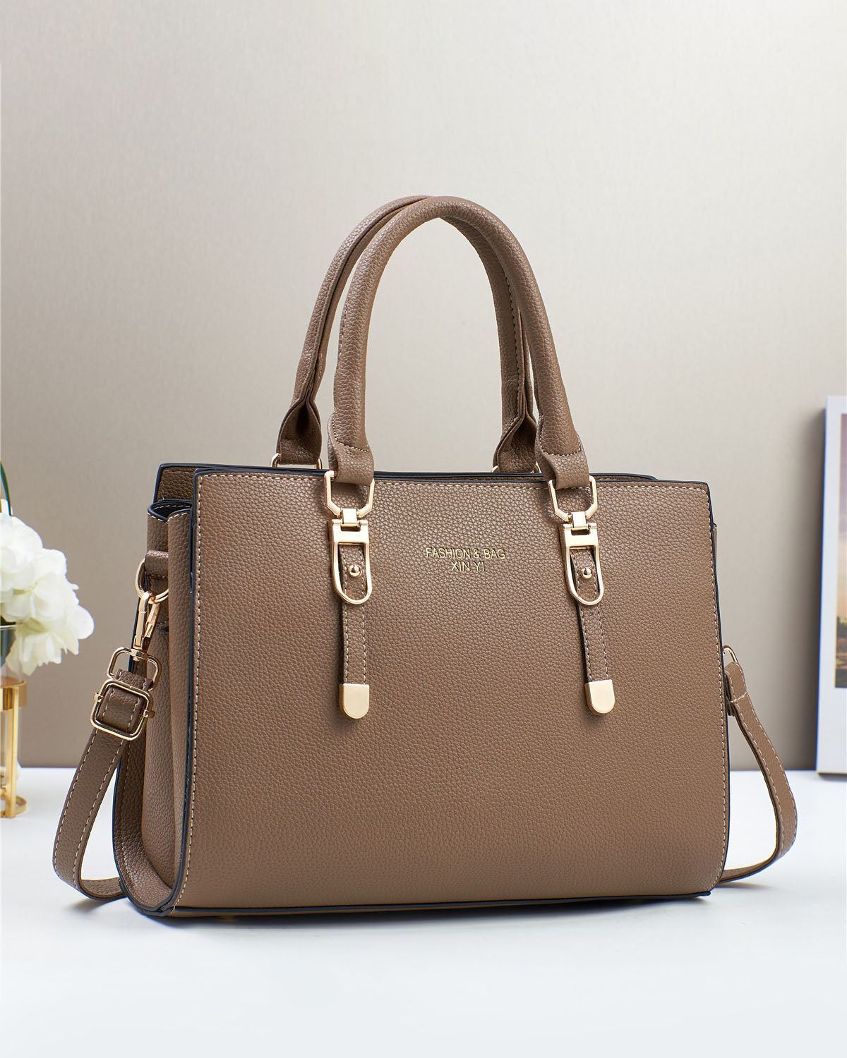 Cartera mediana de tamaño cuadrado