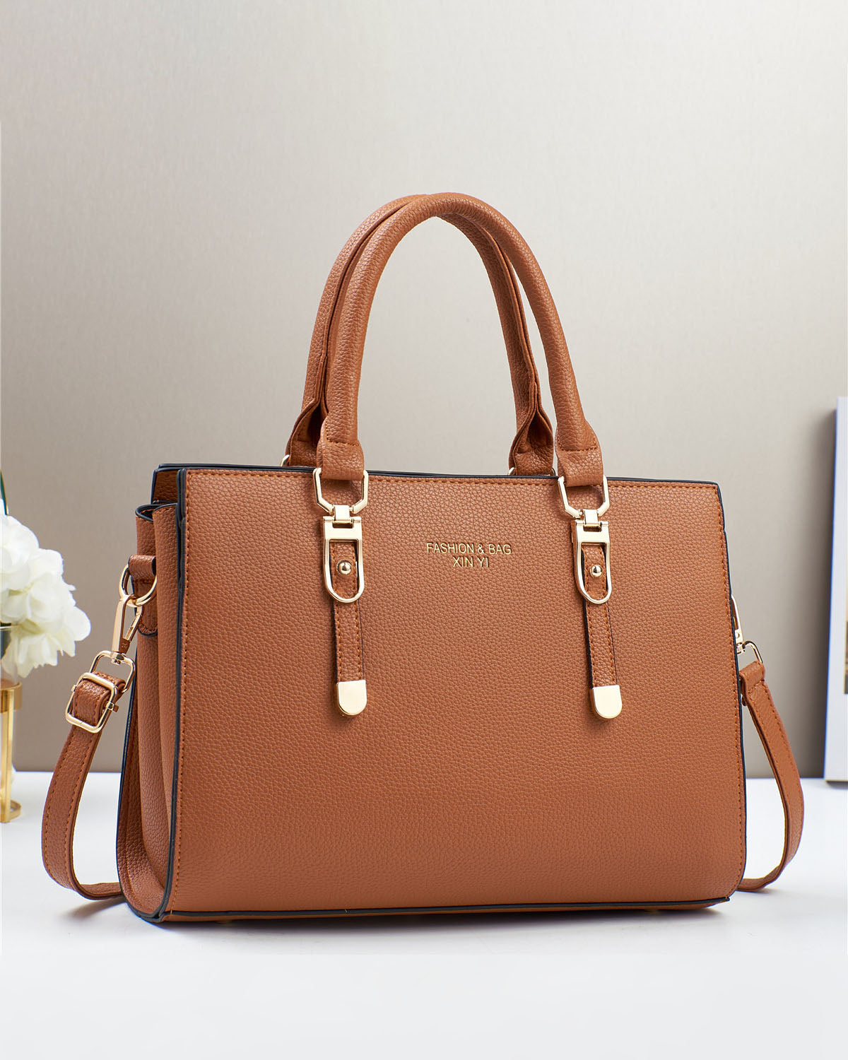 Cartera mediana de tamaño cuadrado