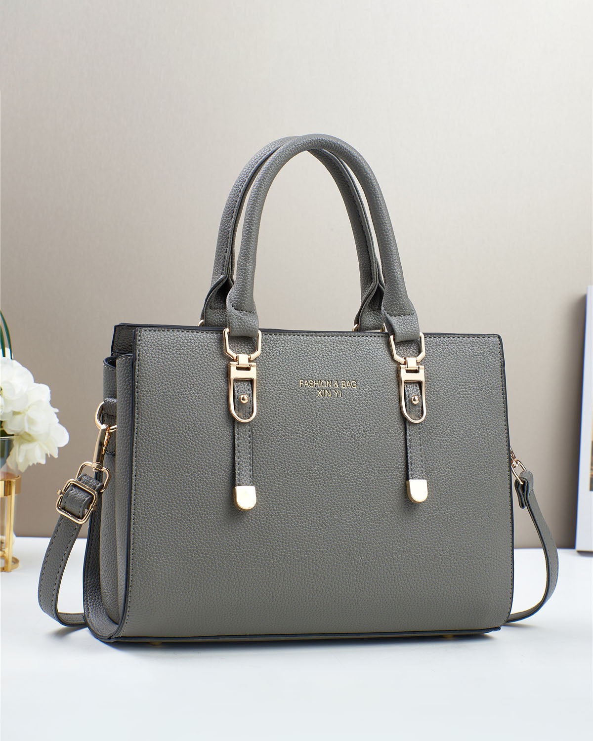 Cartera mediana de tamaño cuadrado