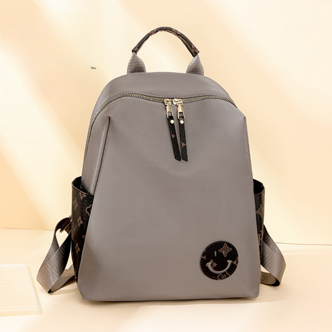 Mochila en tela con parche con carita sonriente, bolsillos laterales en marron