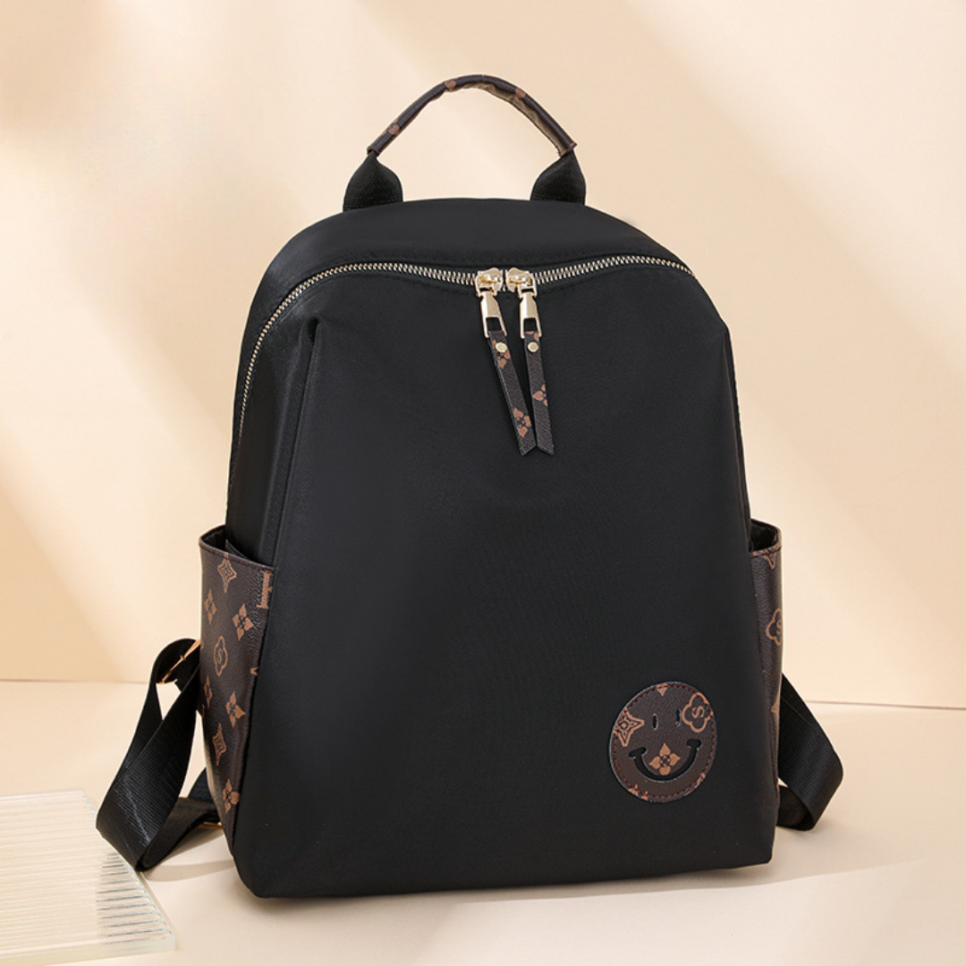 Mochila en tela con parche con carita sonriente, bolsillos laterales en marron