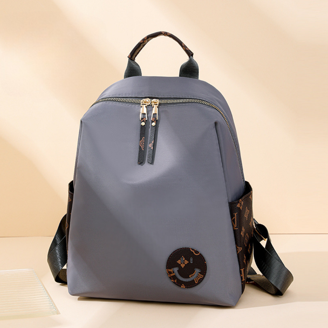 Mochila en tela con parche con carita sonriente, bolsillos laterales en marron