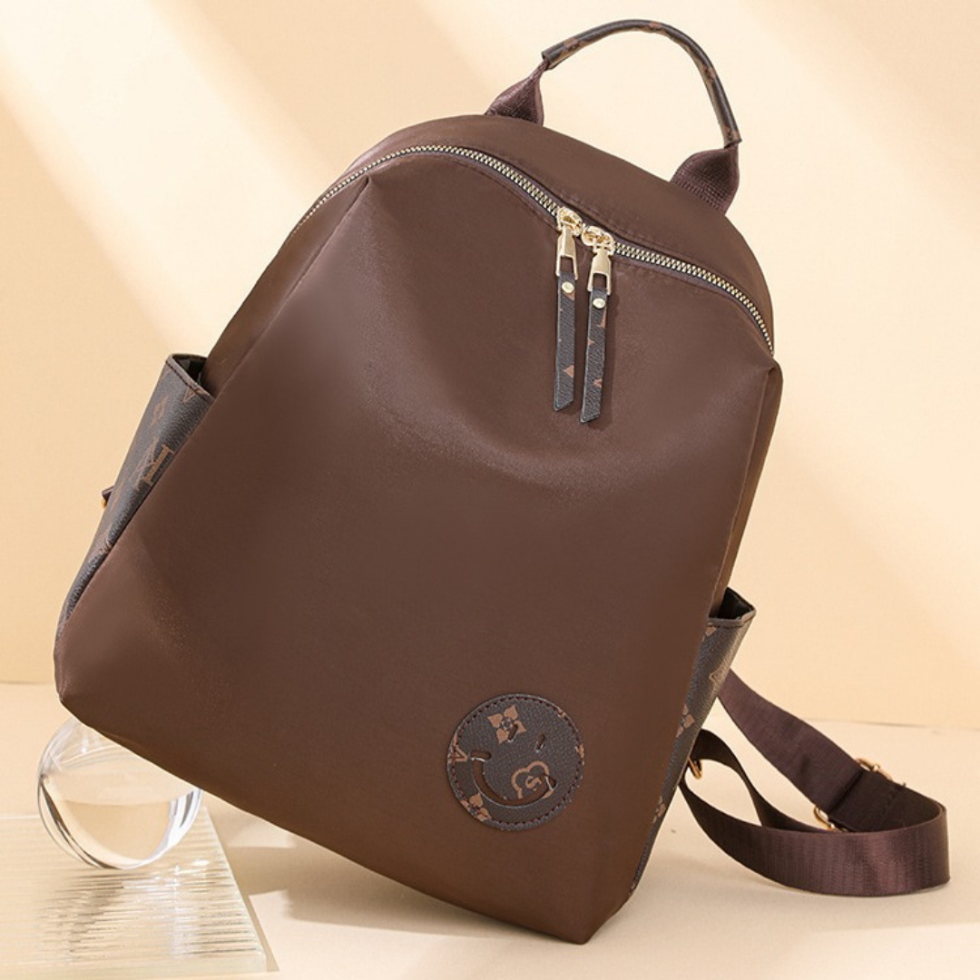 Mochila en tela con parche con carita sonriente, bolsillos laterales en marron