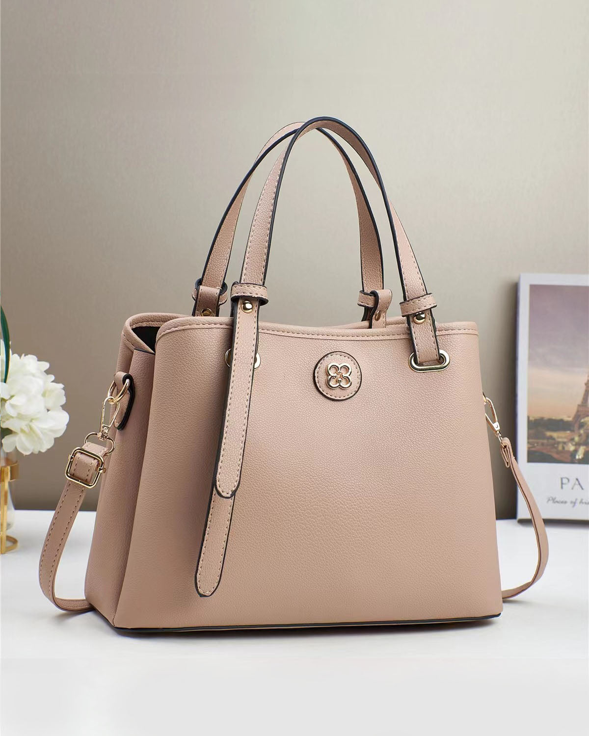 Cartera mediana con correa ajustable y logo decorativo