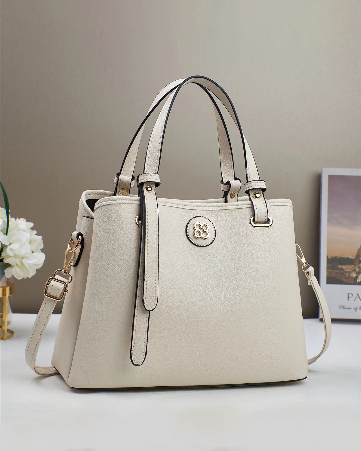 Cartera mediana con correa ajustable y logo decorativo