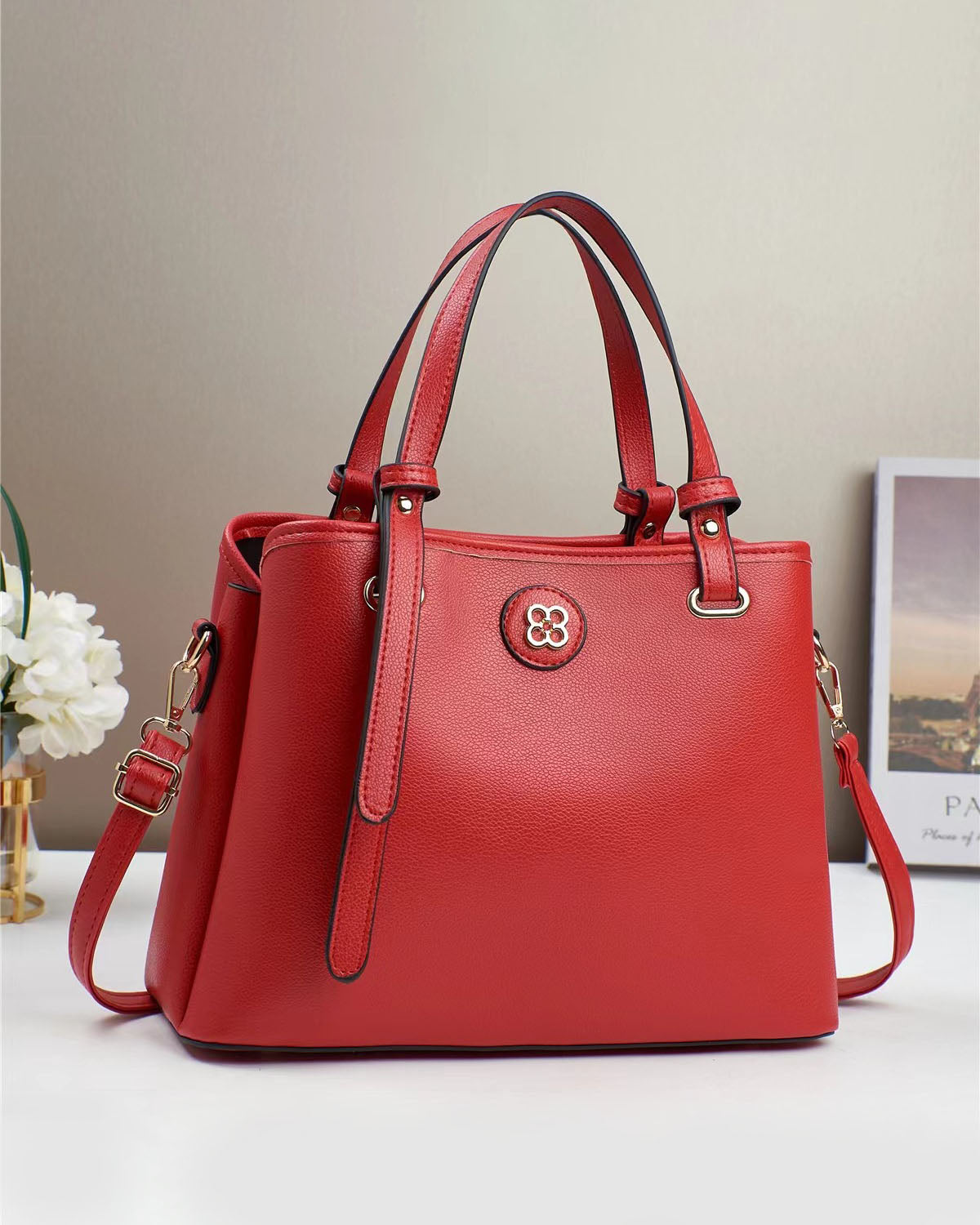 Cartera mediana con correa ajustable y logo decorativo