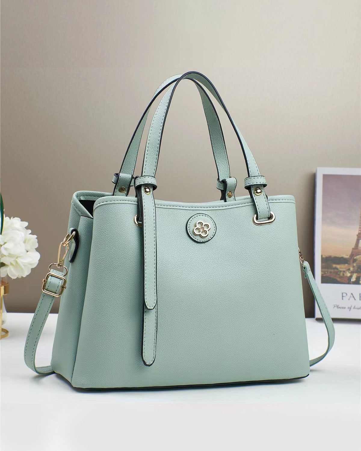 Cartera mediana con correa ajustable y logo decorativo