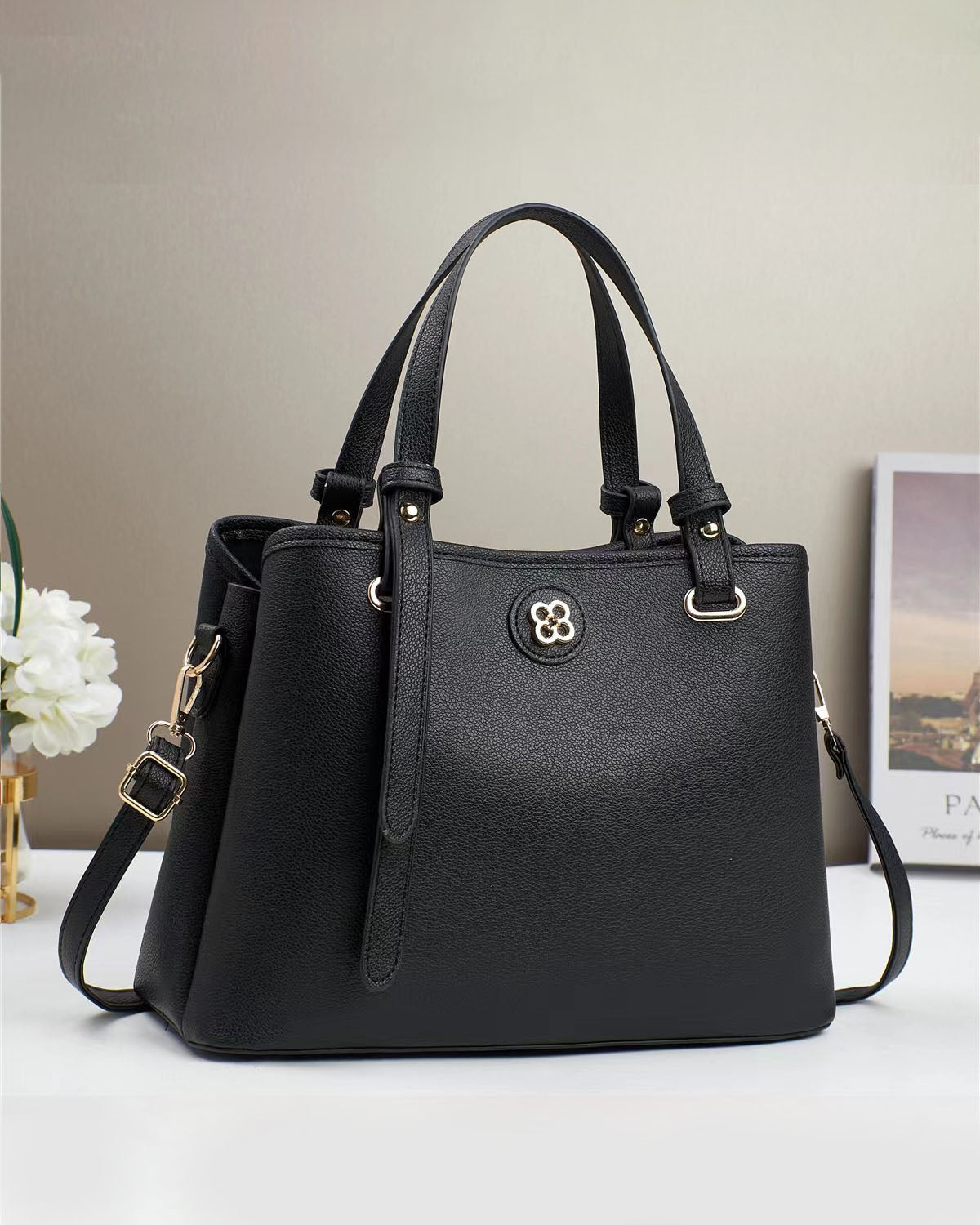 Cartera mediana con correa ajustable y logo decorativo