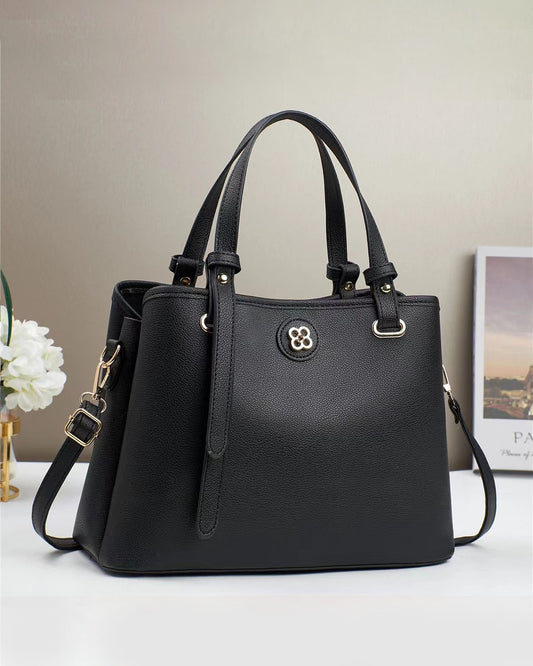 Cartera mediana con correa ajustable y logo decorativo