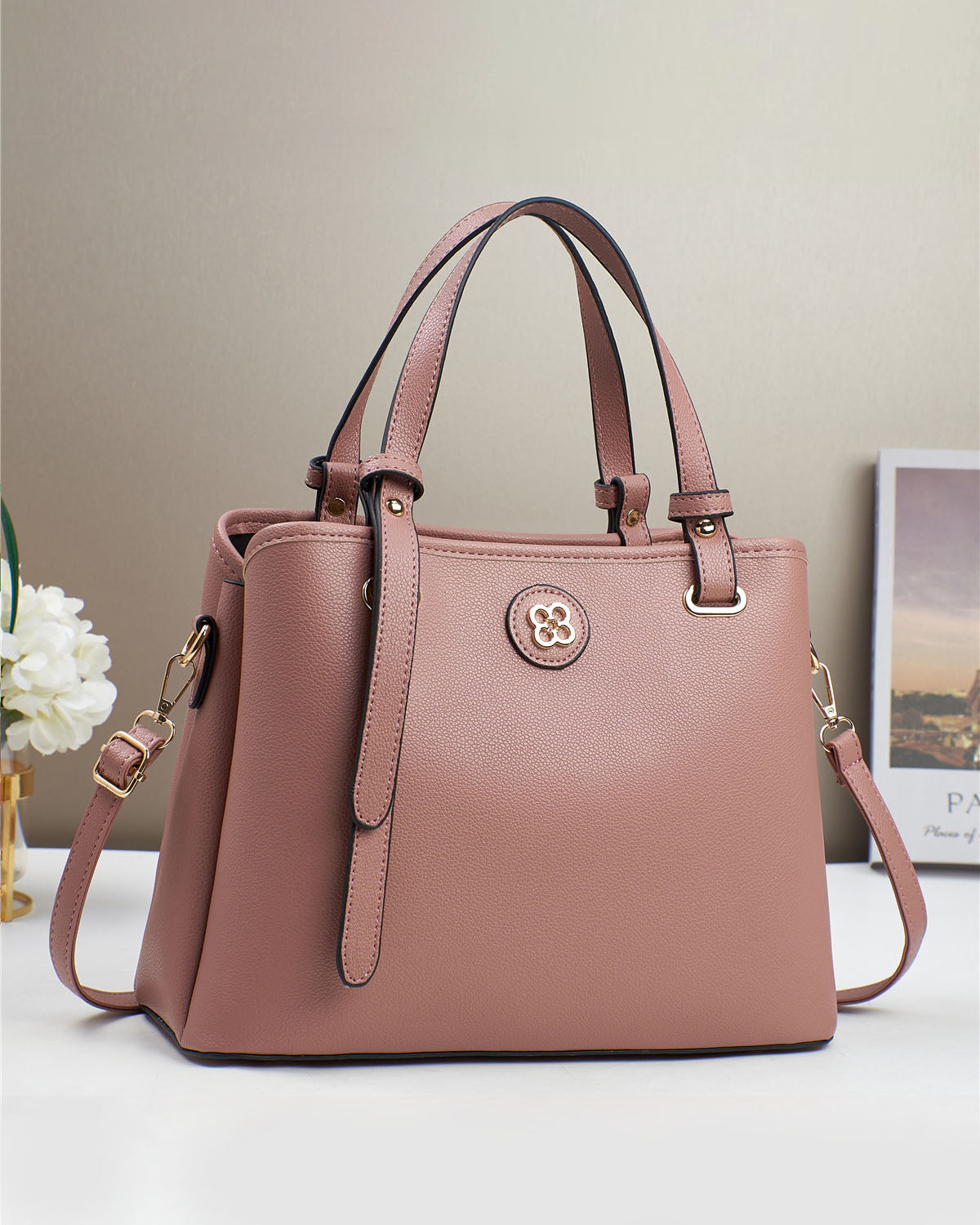 Cartera mediana con correa ajustable y logo decorativo