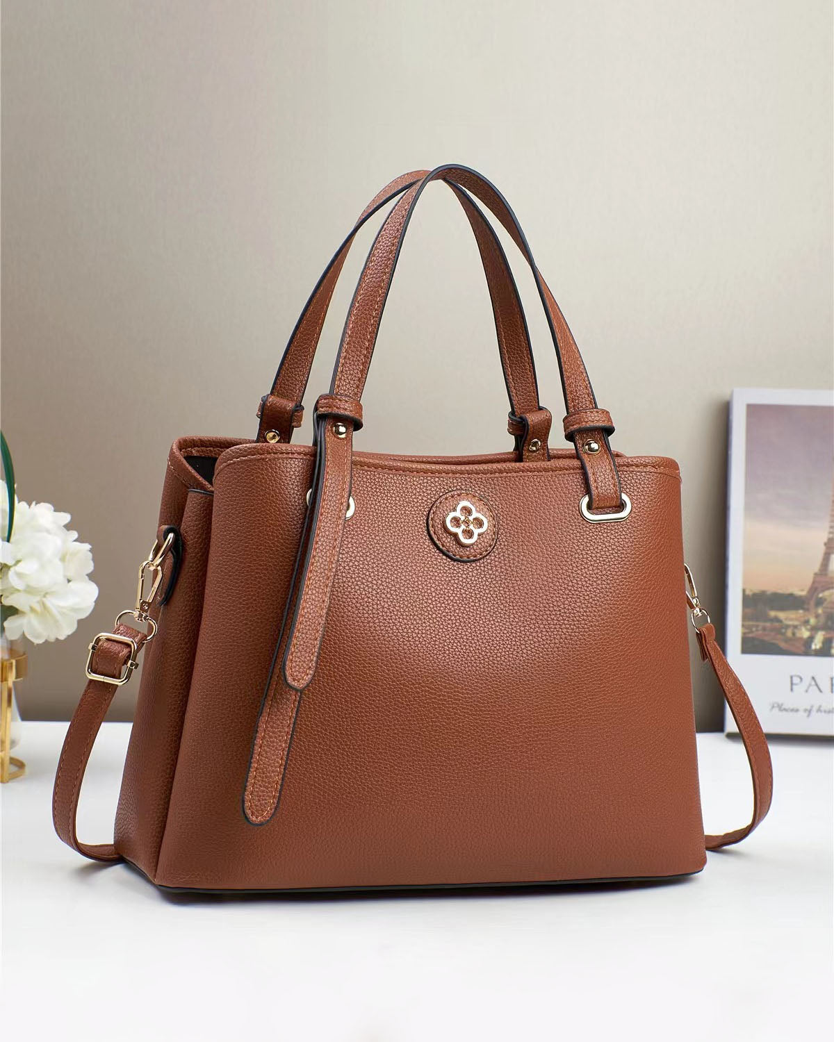 Cartera mediana con correa ajustable y logo decorativo
