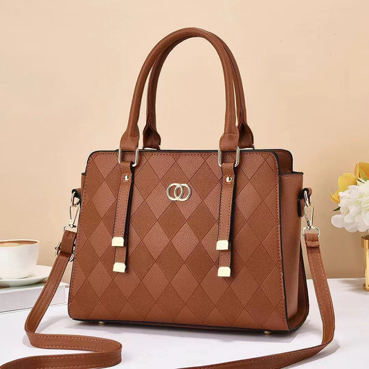 Cartera mediana con detalles en dorado