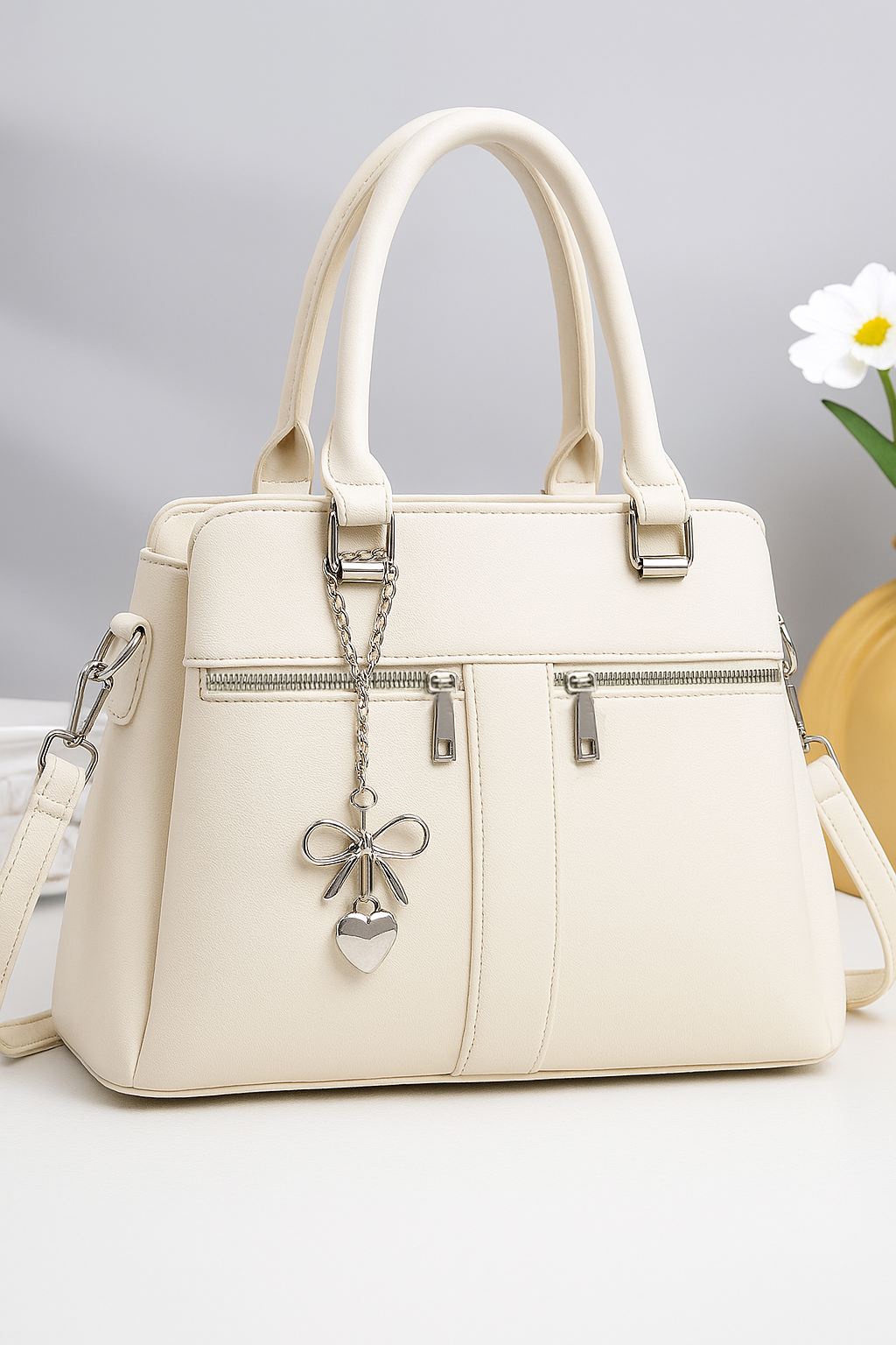 Cartera mediana con detalles plateado