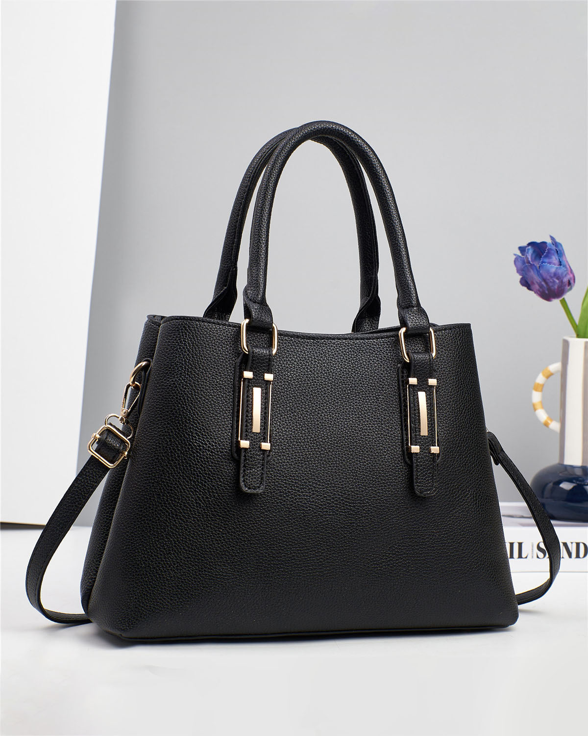 Cartera mediana con detalles en dorado