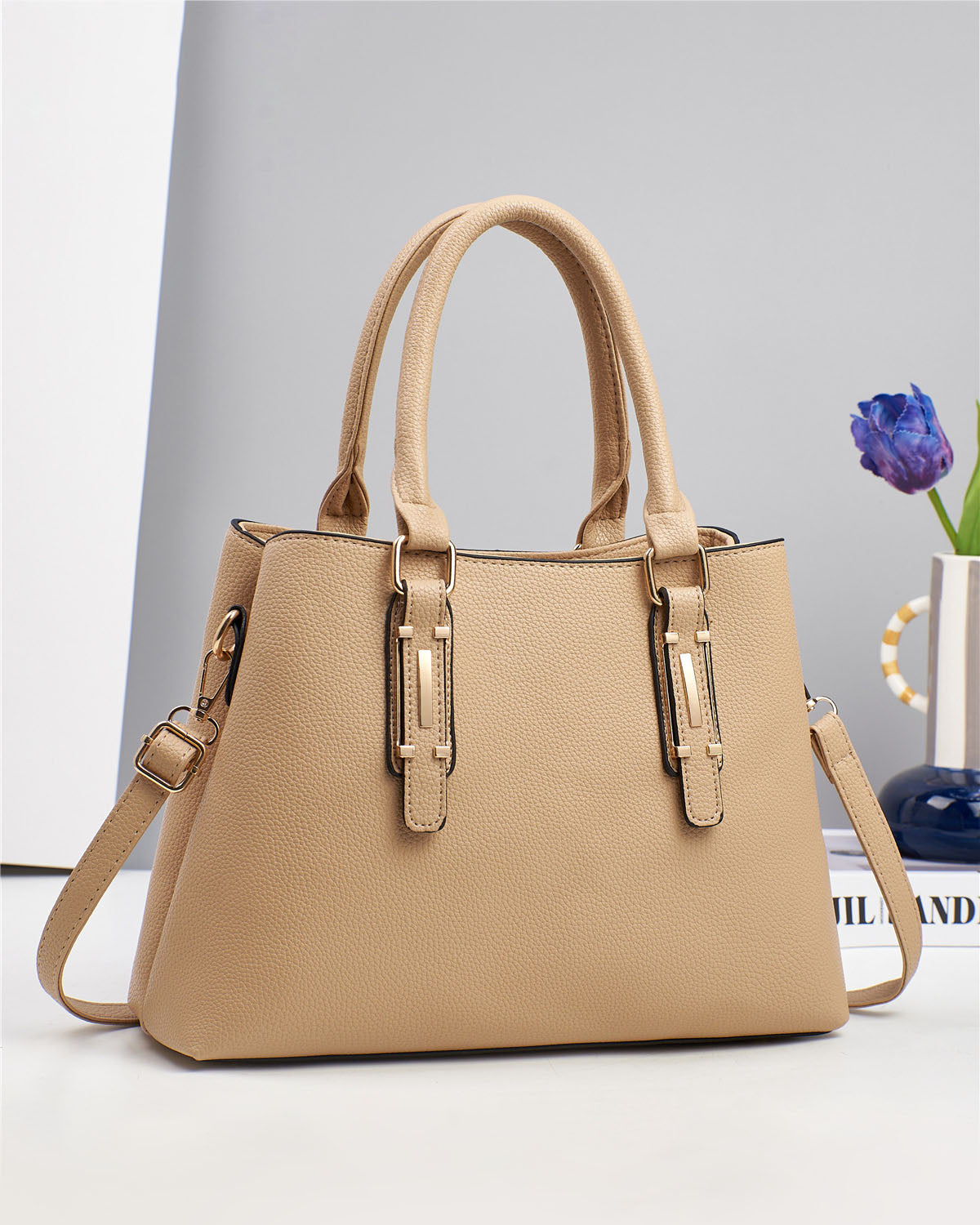 Cartera mediana con detalles en dorado