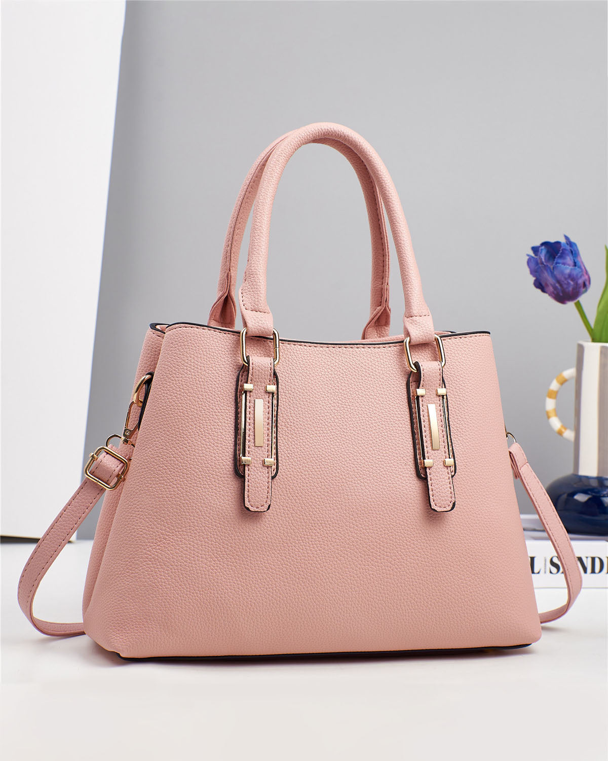 Cartera mediana con detalles en dorado