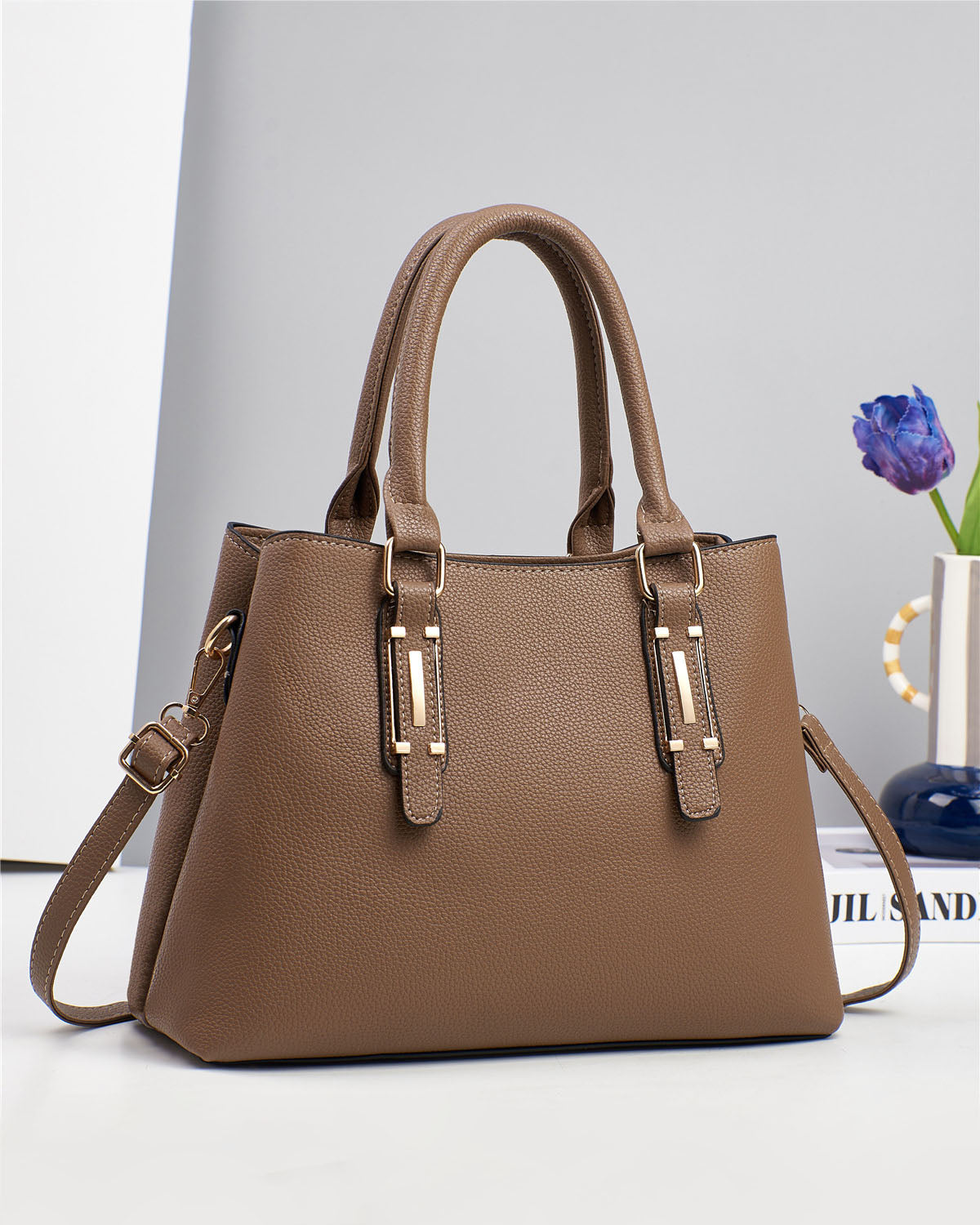 Cartera mediana con detalles en dorado