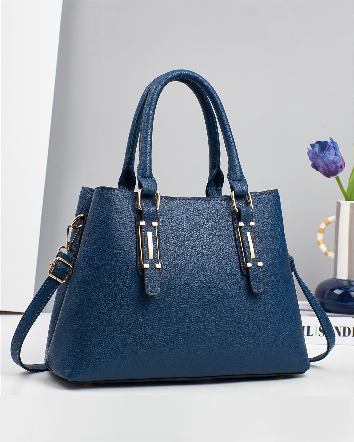 Cartera mediana con detalles en dorado