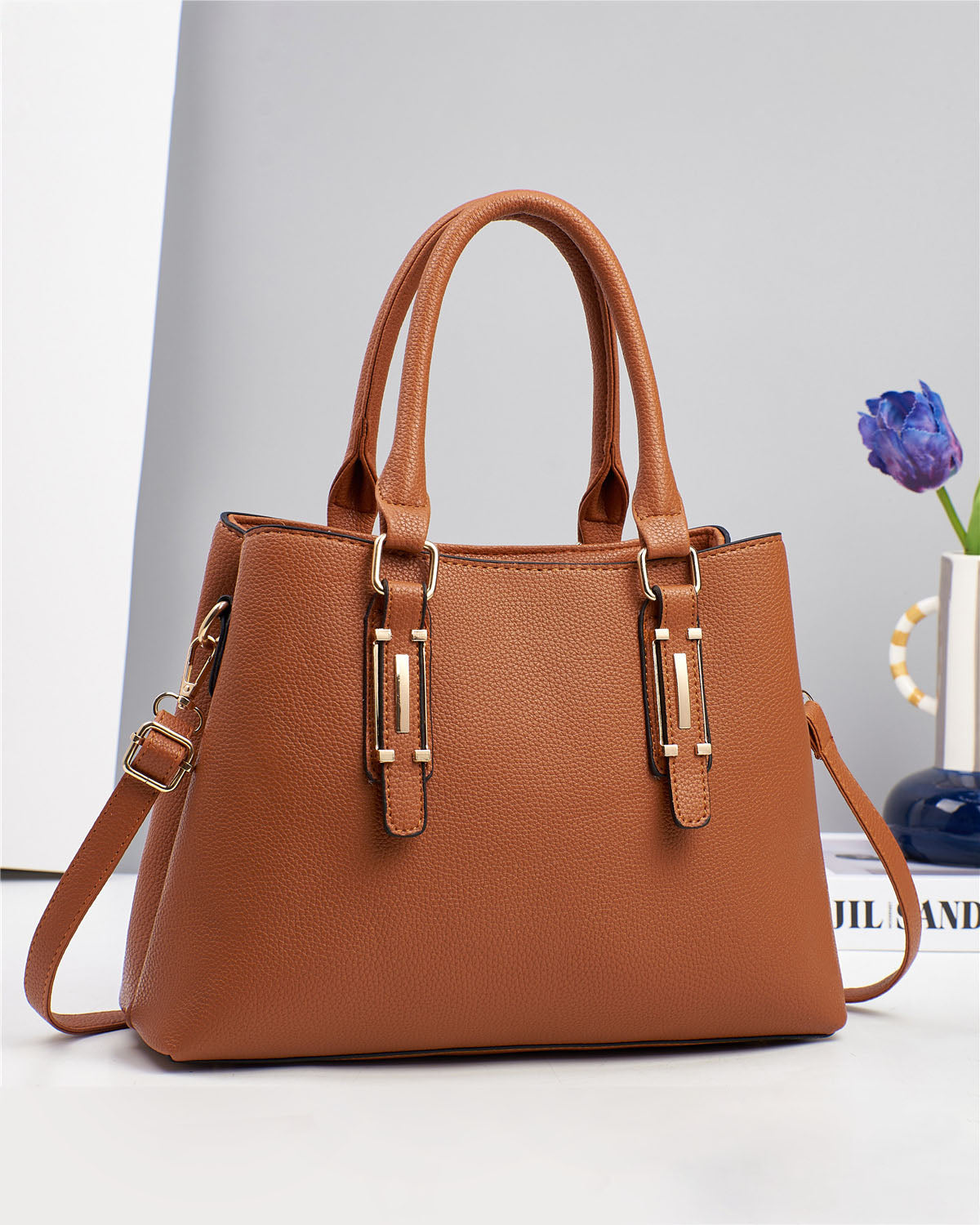 Cartera mediana con detalles en dorado