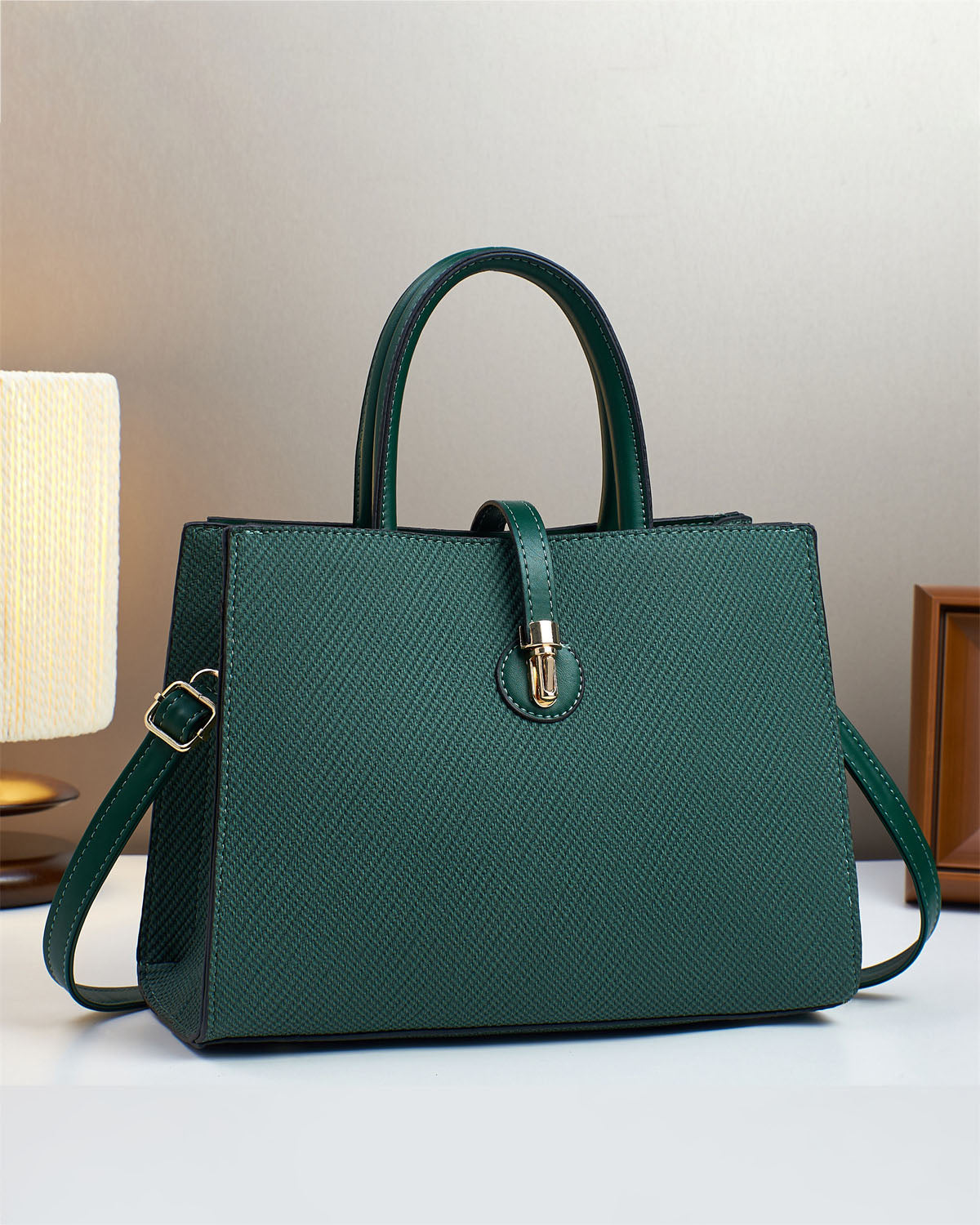 Cartera mediana con estilo conservador